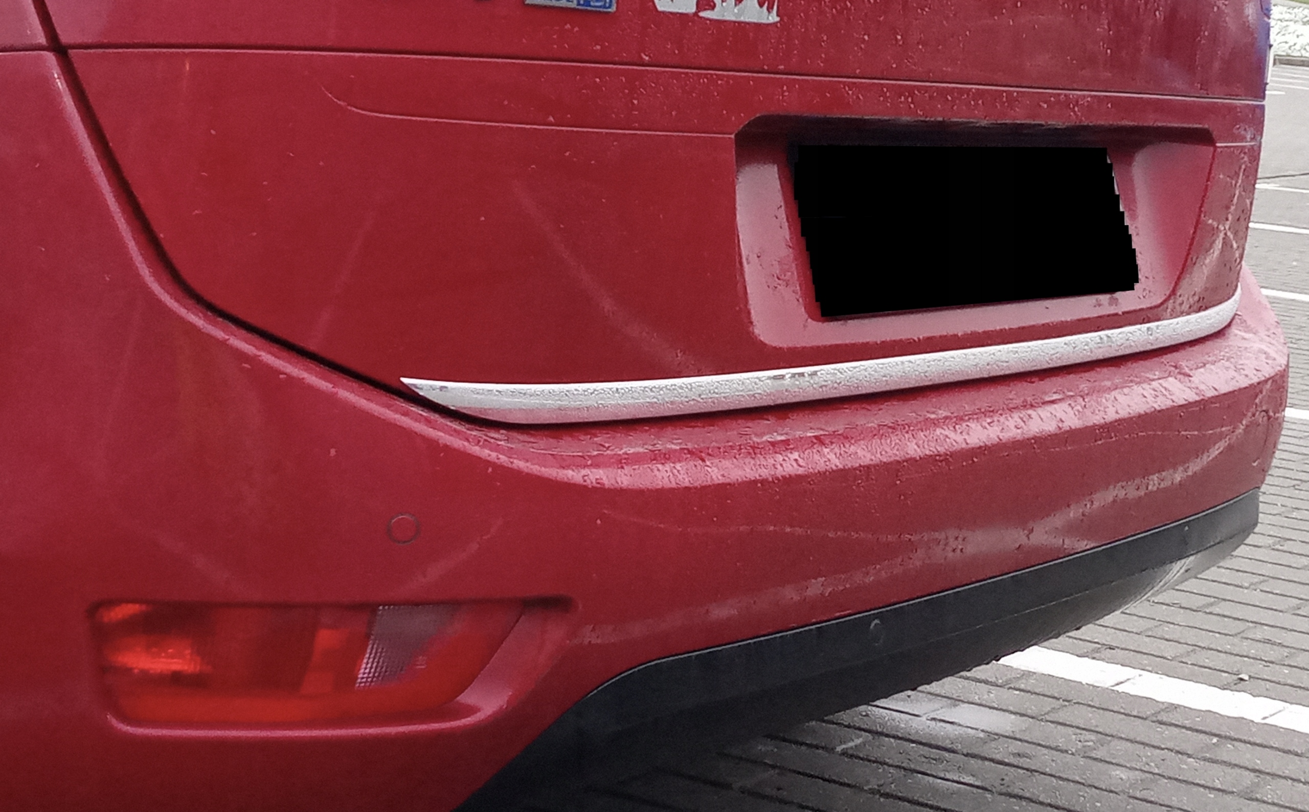 Detalles del embellecedor cromado para el coche