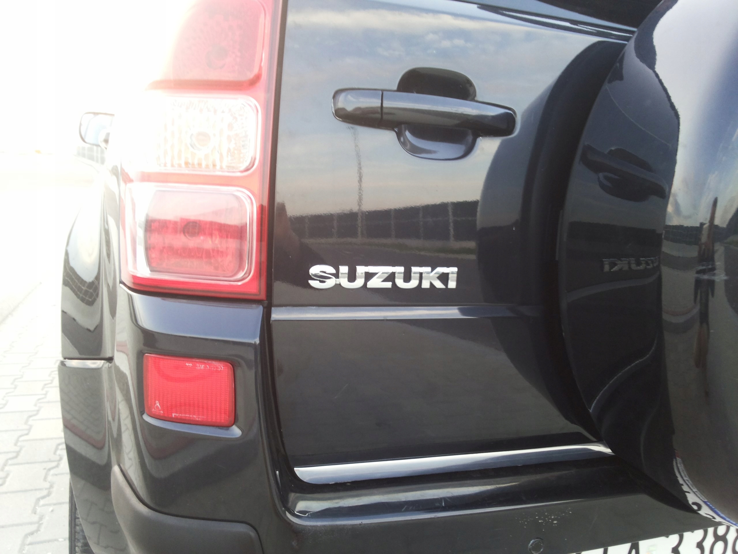 Embellecedores cromados para el portón trasero del Suzuki Grand Vitara