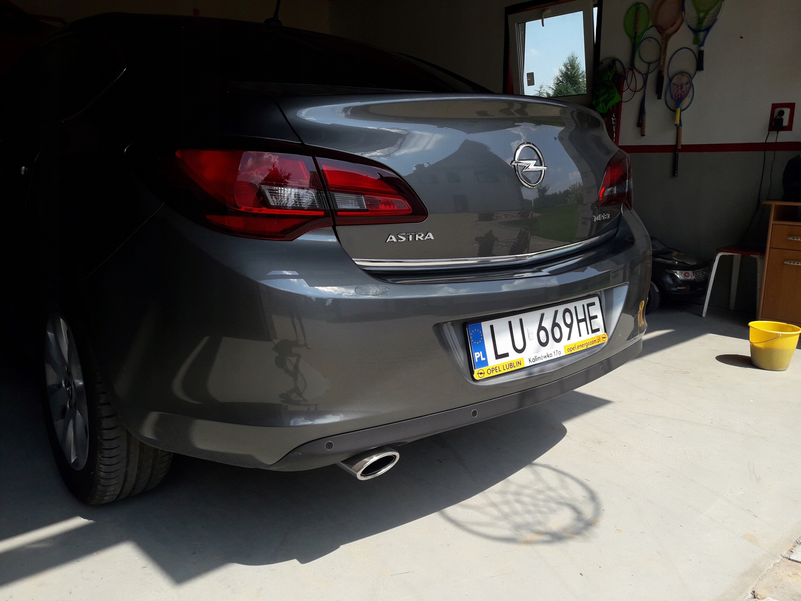 Embellecedor cromado del maletero Opel Astra J Sedán