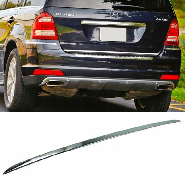 Instalación de la tira cromada en la tapa del maletero de un Mercedes-Benz GL X164