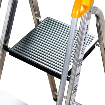 Large plateforme en acier