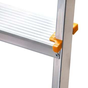 Larges marches rivetées, ondulées et antidérapantes