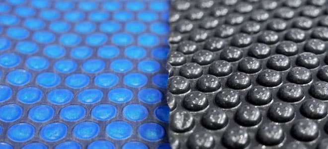 Bâche solaire Poolpanda côté bleu et bosses noires