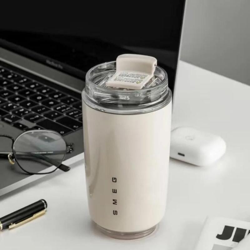 Détail de la tasse à café Irovami double paroi