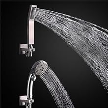 Puissante douche à effet pluie.