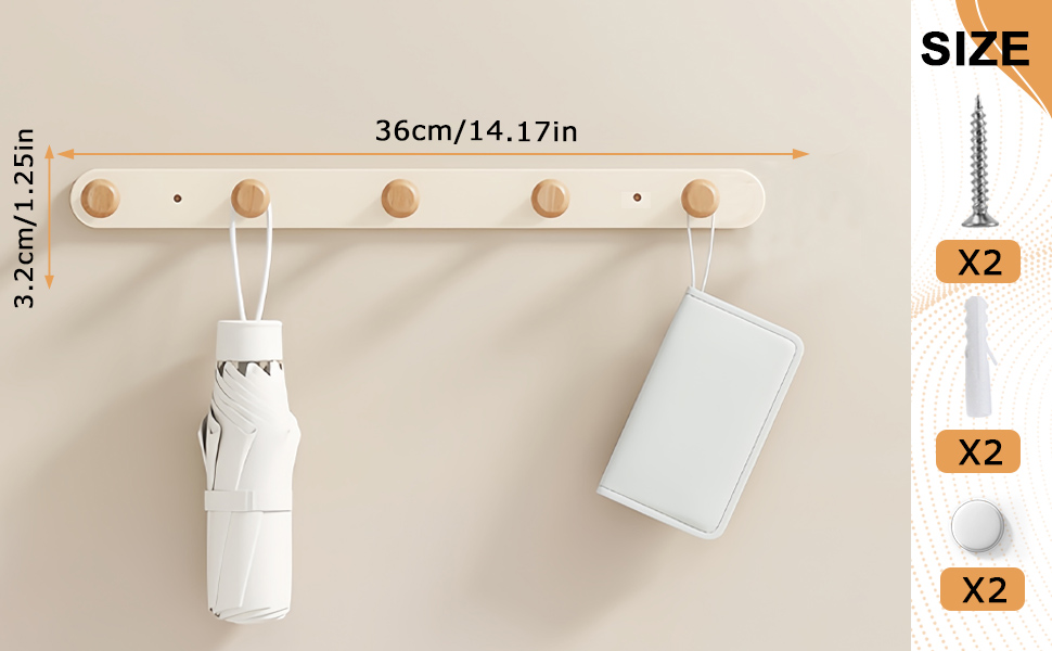 Porte-manteau mural en bois avec cinq chevilles rondes.
[SENTENCE 18] Dimensions : 36 cm de long.
[SENTENCE 19] Parapluie blanc et petite pochette accrochée à des piquets.
[SENTENCE 20] Matériel d'installation illustré : vis, ancrages et capuchons