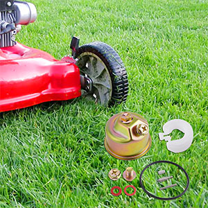 Série d'images montrant une tondeuse à gazon robotisée opérant sur de l'herbe verte, présentée sous différents angles et positions.