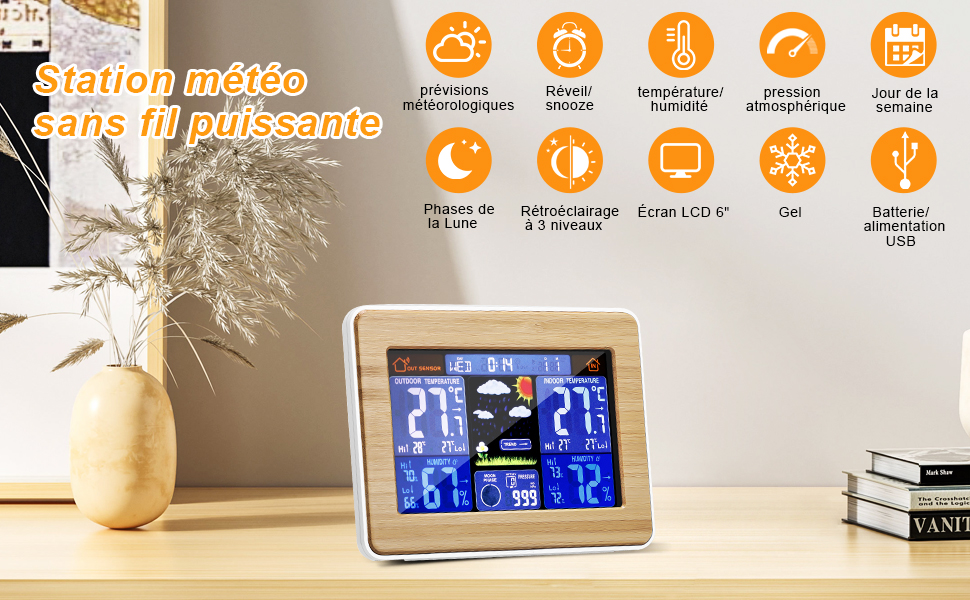 avec écran LCD bleu indiquant la température et l'humidité. Les multiples icônes ci-dessus indiquent les différentes fonctionnalités de surveillance météorologique. Placé sur le bureau avec un vase décoratif.