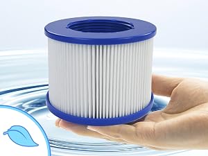 avec embouts en plastique bleu et matériau plissé blanc. Tenez le filtre à la main au-dessus de l'eau, ce qui suggère son utilisation pour l'entretien de la piscine ou du spa.