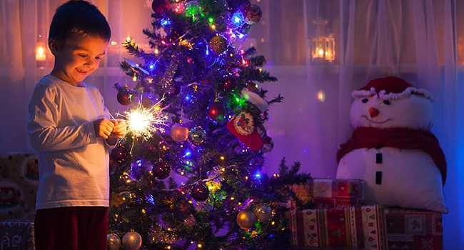Mehrfarbiger Weihnachtslichterkranz für draußen