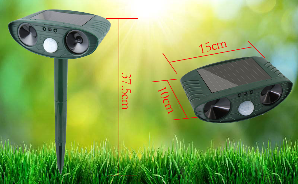avec détecteur de mouvement. Appareil vert sur piquet, 37,5 cm de haut, 15 cm de large, 10 cm de profondeur. Installé dans l'herbe.