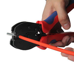 pinza per inserire il connettore