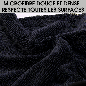 Gros plan d'un chiffon en microfibre noir à surface texturée. Le texte indique qu'il est doux, dense et convient à toutes les surfaces.