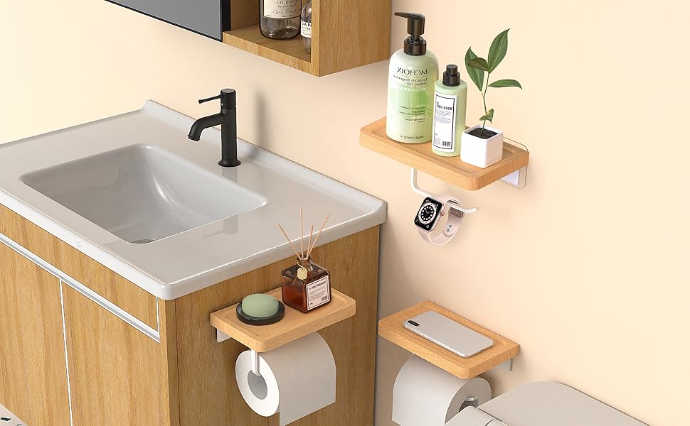 Meuble-lavabo moderne avec lavabo blanc, robinet noir, étagères en bois pour produits de toilette et porte-papier toilette mural avec tablette pour téléphone.