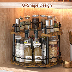 Étagère à épices d'angle en bois et métal à deux niveaux avec design en U. Contient des bocaux en verre et des bouteilles de différentes tailles pour ranger les ingrédients de cuisine et les épices.