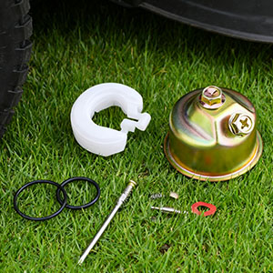 Séquence de démonstration du produit montrant un objet blanc en forme de disque sur de l'herbe, semblant être une sorte d'outil utilisé pour la pelouse ou le jardin.