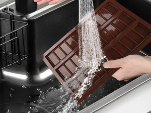 une personne lavant une barre de chocolat