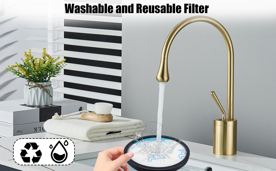 Filtre lavable et réutilisable illustré en cours d'utilisation avec un robinet de cuisine doré.
[SENTENCE 6] [SENTENCE 3] Les icônes de recyclage et de goutte d'eau sont visibles.