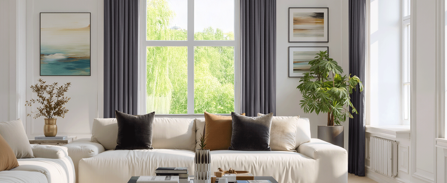 L'intérieur du salon moderne comprend un canapé sectionnel beige, des rideaux gris et de grandes fenêtres avec éclairage naturel.