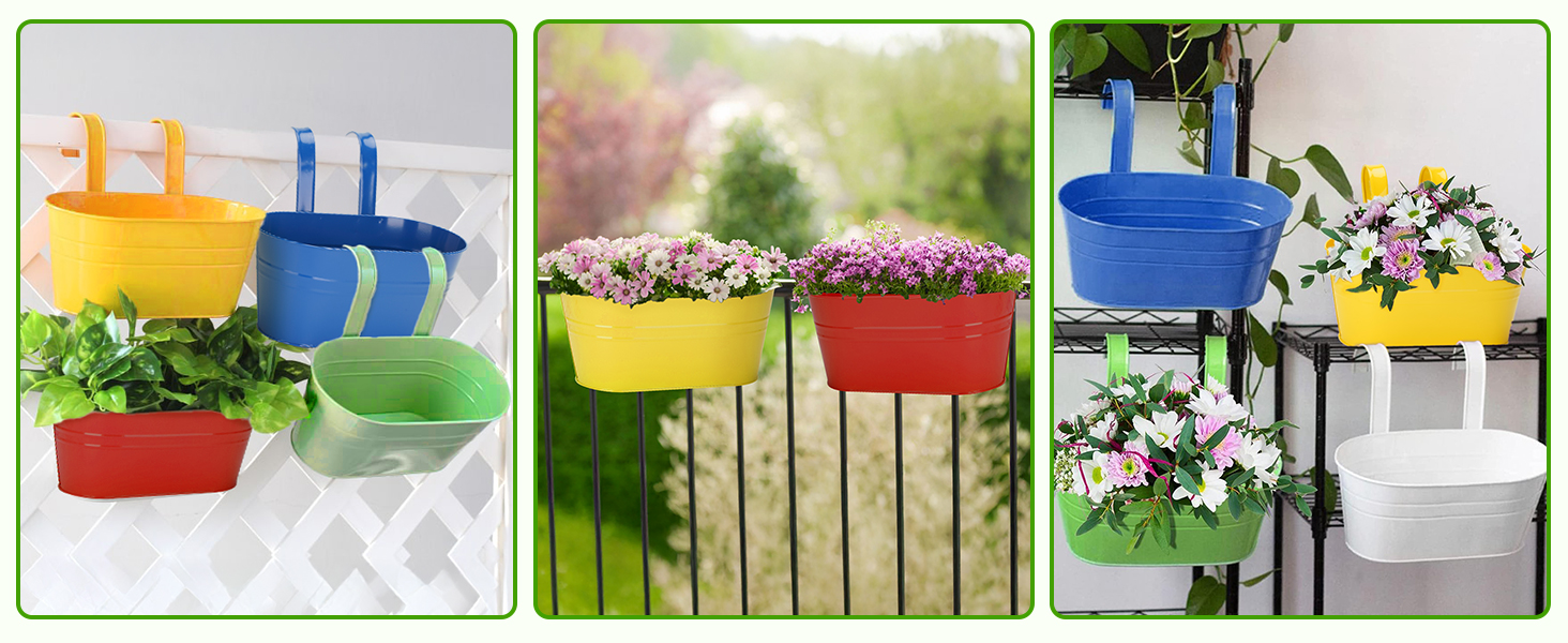 un collage de trois pots de fleurs sur une clôture.