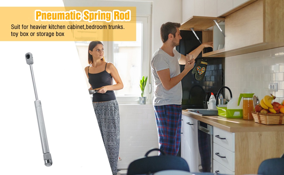 avec tige à ressort pneumatique en cuisine, montrant l'outil utilisé pour atteindre une armoire de rangement en hauteur.