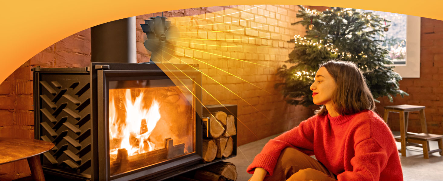 Scène de salon confortable avec cheminée allumée, arbre de Noël et personne en pull rouge assise à proximité.