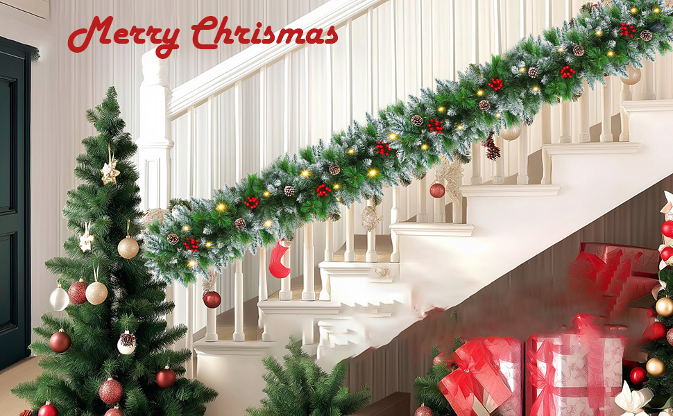 decorato per Natale con una ghirlanda verde, ornamenti rossi e argentati e un cartello con la scritta 'Buon Natale'.