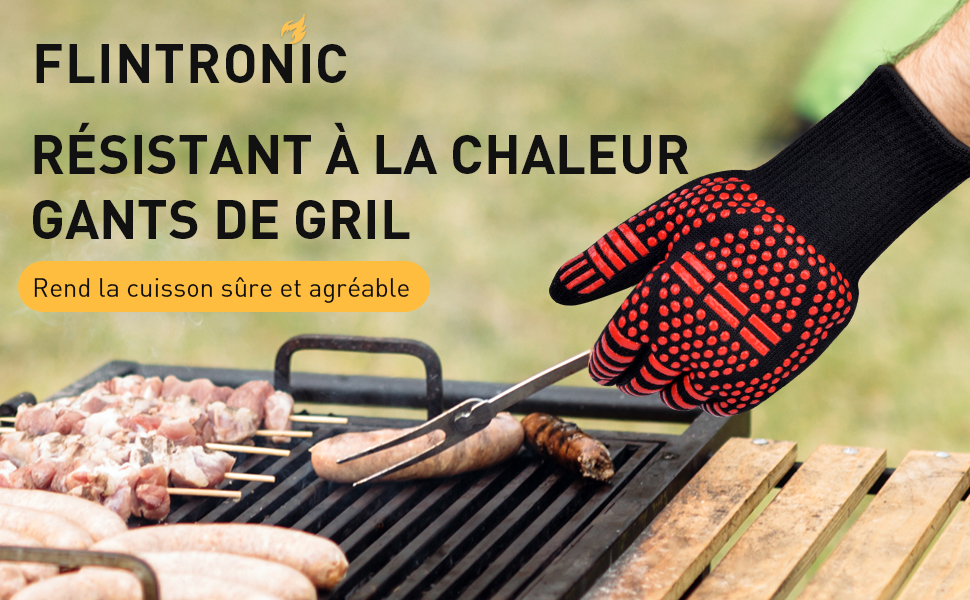 une main portant un gant en train de griller de la viande sur un grill