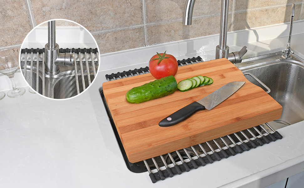 une planche à découper avec un couteau et du concombre dessus.