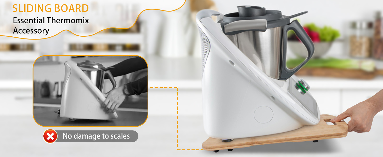 Le texte indique « SLIDING BOARD Accessoire Thermomix essentiel ». Appareil de cuisine blanc avec mécanisme d'inclinaison illustré d'un angle latéraléral. Le symbole d'avertissement indique « ».