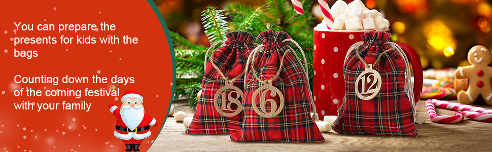 Trois sacs à cordon à carreaux rouges et verts avec les numéros 18, 16 et 12 affichés à côté des décorations de Noël. Le texte décrit la préparation des cadeaux.