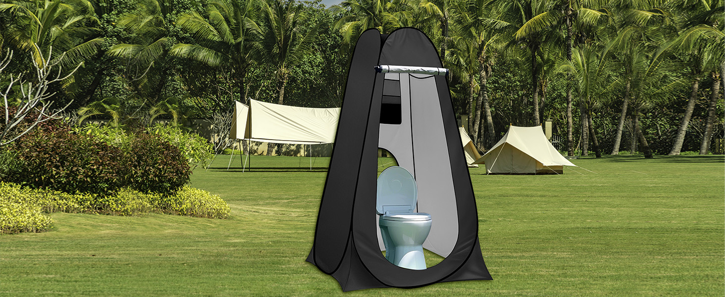 pour une utilisation en extérieur, dotée d'un extérieur noir et contenant des toilettes visibles à l'intérieur. Situé dans une zone de camping herbeuse avec des tentes en arrière-plan