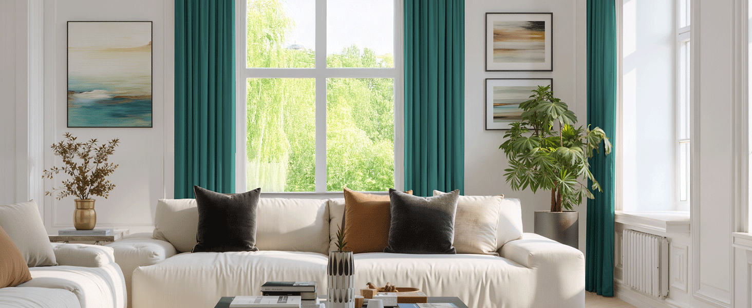 L'intérieur du salon moderne comprend un canapé sectionnel beige, des rideaux gris et de grandes fenêtres avec éclairage naturel.
