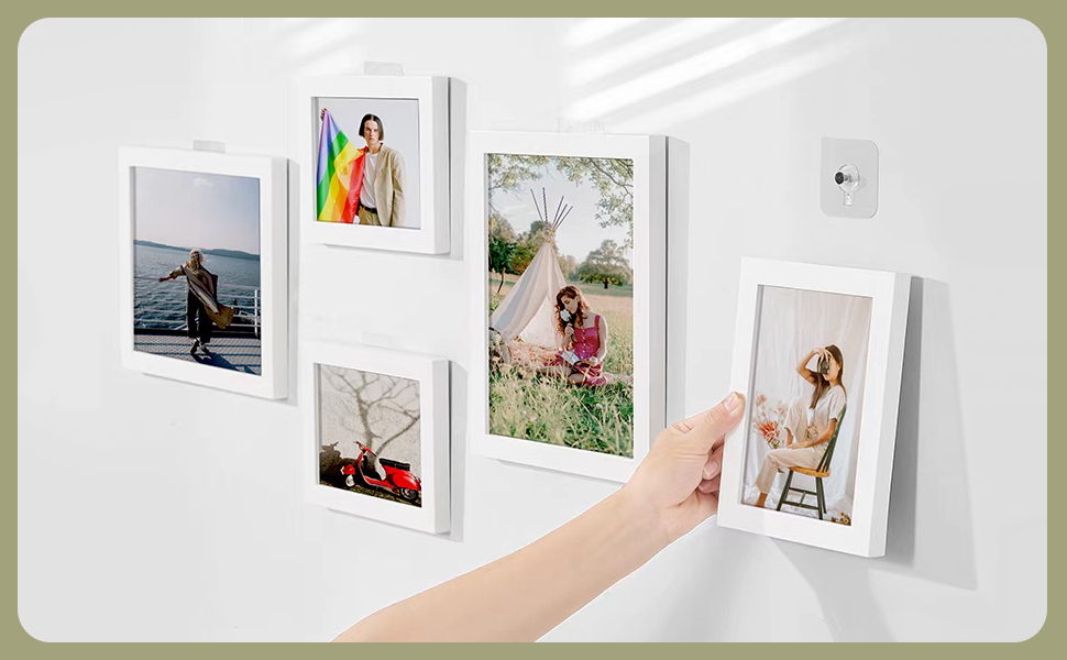 une collection de cadres photo accrochés au mur.