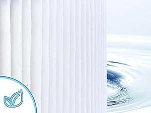Gros plan de stores ou de rideaux verticaux blancs avec une vue partielle des ondulations de l'eau et une icône bleue en forme de feuille