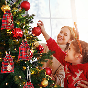 mit roten und goldenen Ornamenten, karierten Dekorationen. Zwei Kinder greifen nach Ornamenten, um sie an den Baum zu hängen.
