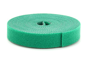 Rouleau rond de Velcro ou de matériau vert menthe clair avec un trou central.