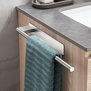 un porte-serviettes avec une serviette bleue accrochée dessus.