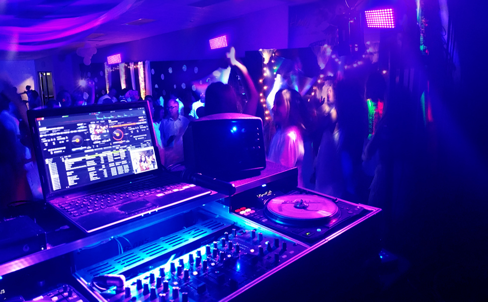 Soirée DJ lumière noire en cours