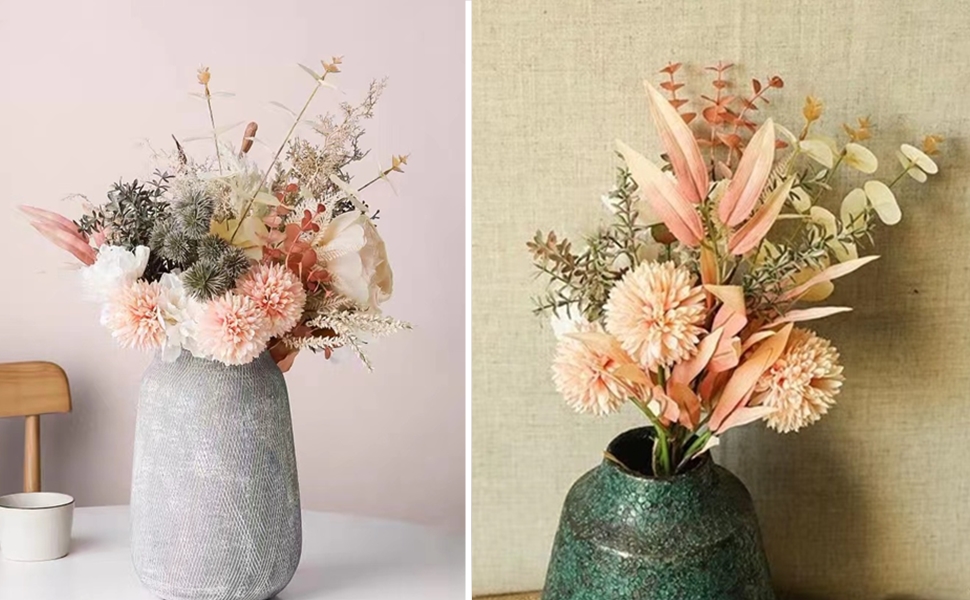 un vase avec des fleurs et un vase avec des fleurs.