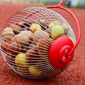 Roter Rollkugelapparat, gefüllt mit Äpfeln, zum Sammeln von Nüssen und Erdnüssen.