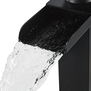 Large sortie d'eau en cascade