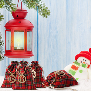 Weihnachtsszene mit roter Laterne, Tannenzweigen, karierten Geschenktüten und Schneemannfigur auf hellblauem Hintergrund