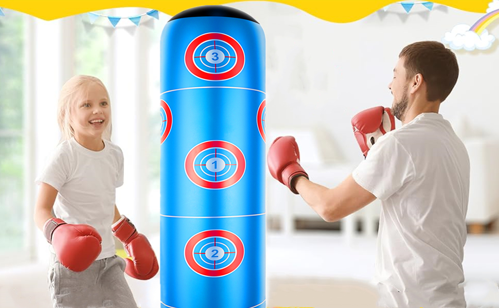 Sac de boxe gonflable bleu avec des cercles cibles rouges utilisé pour la pratique de la boxe dans un cadre intérieur lumineux.