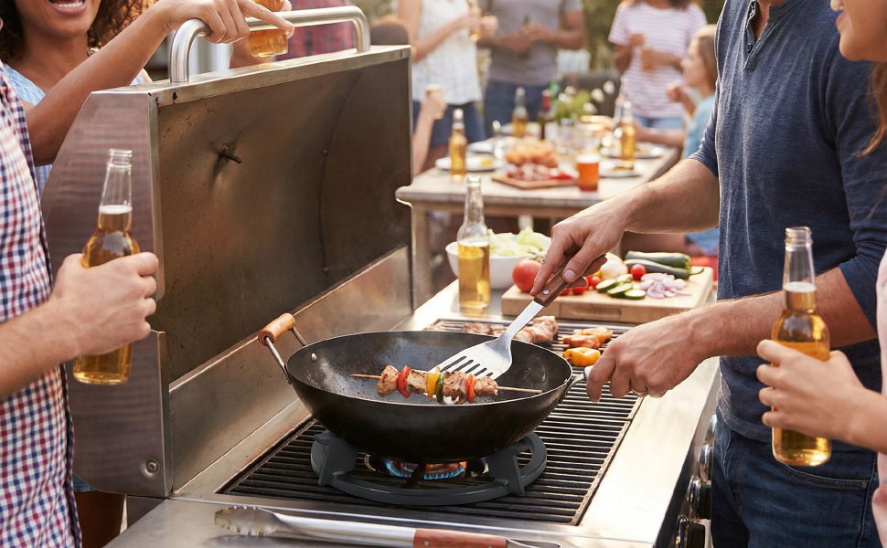 Avec ses quatre biseaux, le support offre une adh&eacute;rence optimale pendant la cuisson, garantissant que vos ustensiles restent bien en place sur la cuisini&egrave;re.