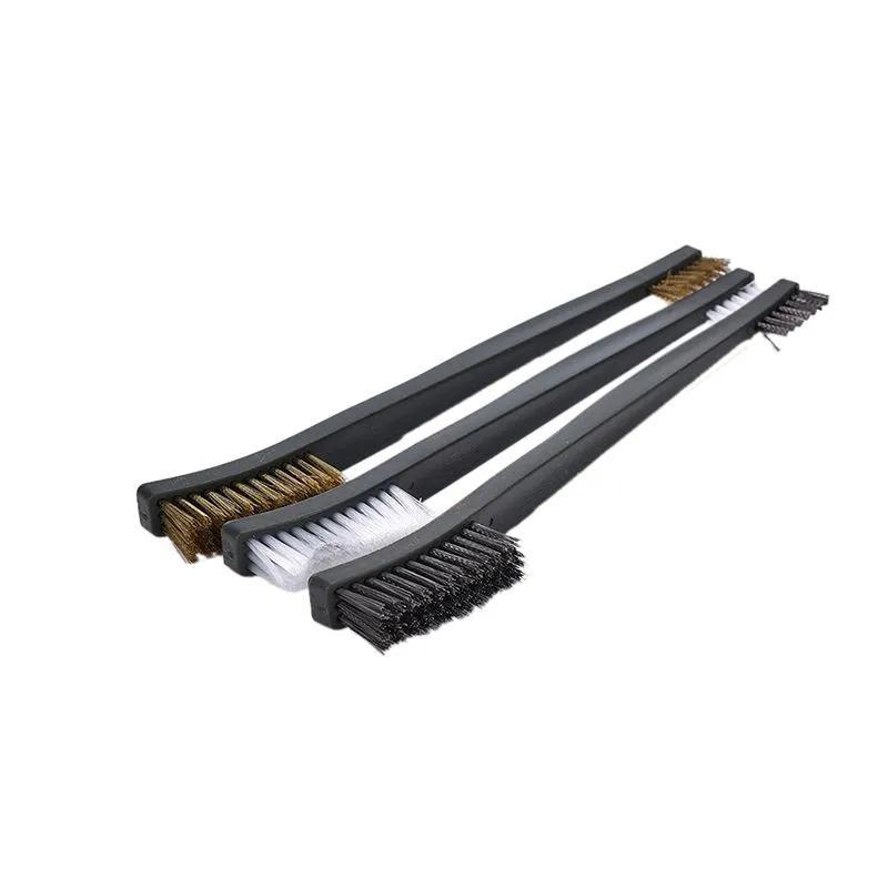 Utilisation des brosses pour nettoyage de cuisinière à gaz et atelier