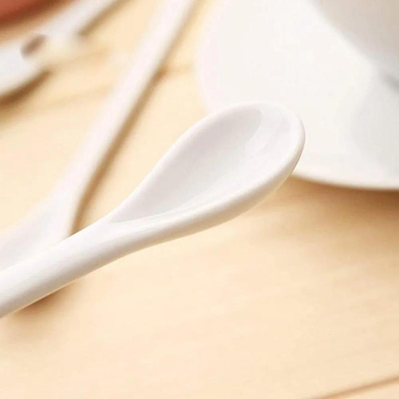 Cuillère en porcelaine blanche - design élégant