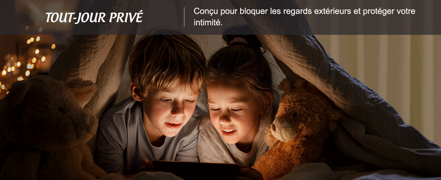 Le texte se lit comme suit : « TOUT POUR PRIVÉ ». Cadre atmosphérique sombre avec éléments d'éclairage décoratifs visibles.
