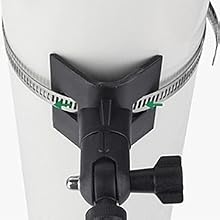 Gros plan d'une pince ou d'un dispositif de fixation en plastique noir attaché à un objet cylindrique blanc. La pince est dotée d'une molette de réglage striée et d'une bande métallique pour une fixation sécurisée. <p class=