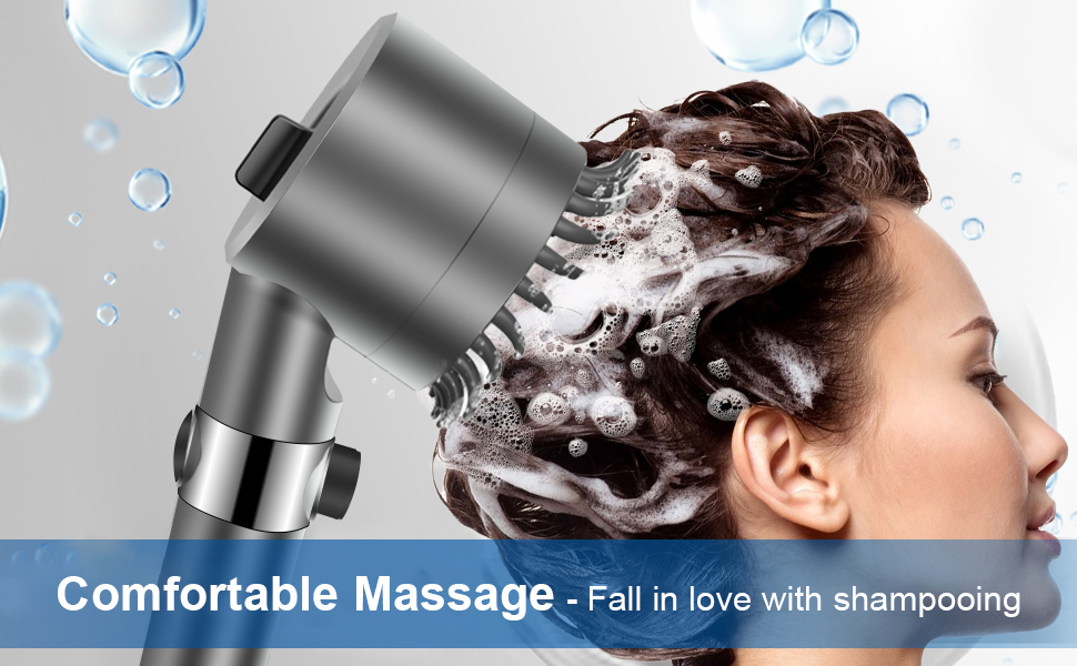 Le texte indique « Massage confortable - Tombez amoureux du shampoing ». Accessoire de massage gris pour douche à main avec des gouttes d'eau en arrière-plan lors d'une démonstration de lavage des cheveux.